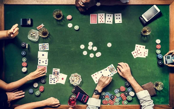 Εναέρια Άποψη Για Ανθρώπους Που Παίζουν Πόκερ Κάρτες Καζίνο — Φωτογραφία Αρχείου