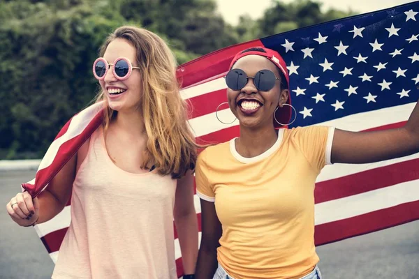 Женщины Американским Флагом — стоковое фото