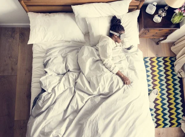 Afrikanische Amerikanerin Schläft Mit Einem Augenschutz Auf Dem Bett — Stockfoto