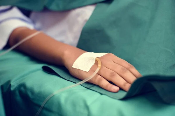 Primer Plano Mano Con Tubo Intravenoso — Foto de Stock