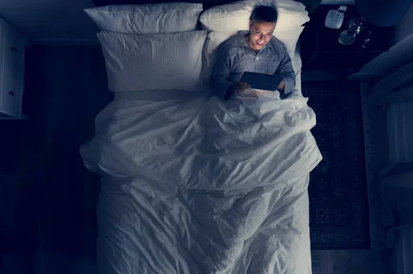 Чоловік Ліжку Використовує Планшет — стокове фото