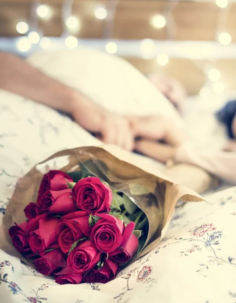Mari Femme Surprise Avec Bouquet Roses Rouges — Photo