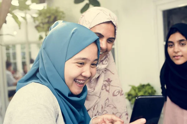 Groep Van Studenten Met Behulp Van Mobiele Telefoon — Stockfoto