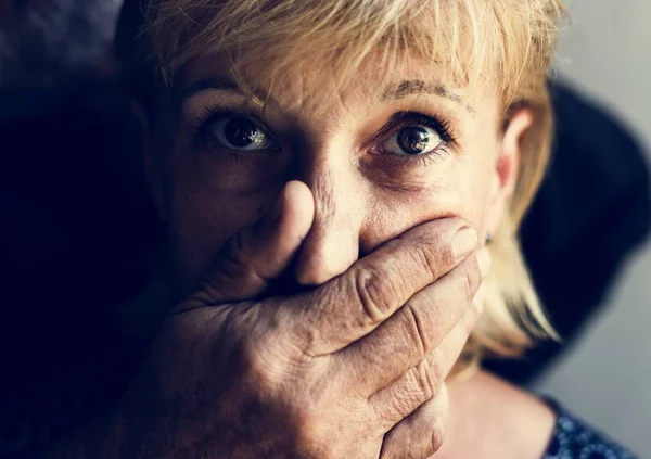 Primo Piano Della Donna Caucasica Con Una Mano Che Copre — Foto Stock