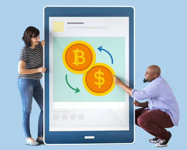 Kaukázusi Afrikai Ember Tartja Digitális Tabletta Val Illusztráció Bitcoin Makett — Stock Fotó