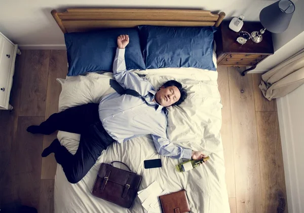 Borracho Asiático Hombre Negocios Quedarse Dormido Tan Pronto Como Regresó —  Fotos de Stock