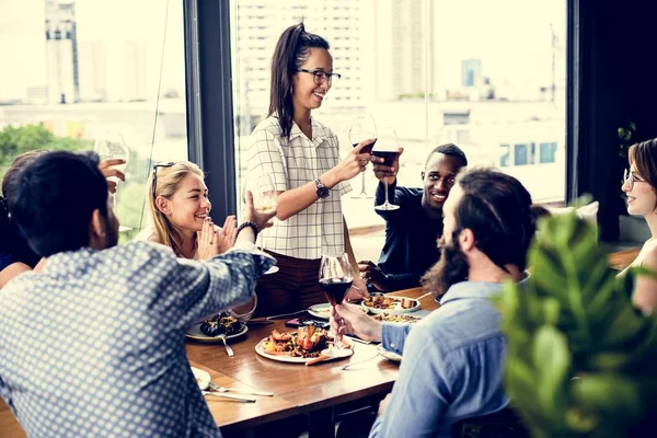 Diversos Amigos Comendo Juntos Restaurante — Fotografia de Stock