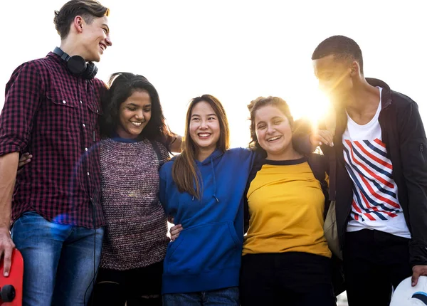 Gruppe Von Schulfreunden Freien Arme Einander Miteinander Und Gemeinschaftskonzept — Stockfoto