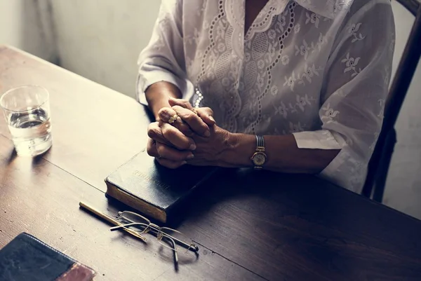 Interlocked Fingers Praying Holy Bible — Stock Photo, Image