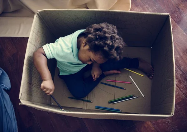 Niño Africano Pintando Una Caja — Foto de Stock