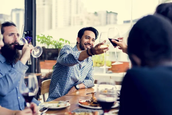 Menschen Bejubeln Gemeinsam Ein Weinglas — Stockfoto