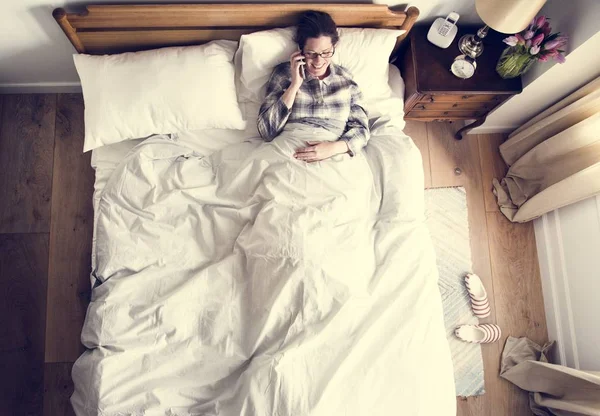 Sorridente Donna Caucasica Sul Letto Parlare Telefono — Foto Stock