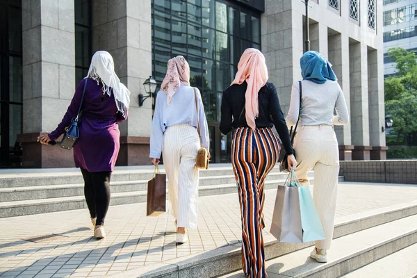 Visão Traseira Mulheres Burka Andando Com Sacos Compras — Fotografia de Stock