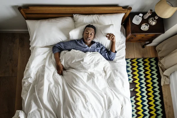 Negro Hombre Durmiendo Cama —  Fotos de Stock