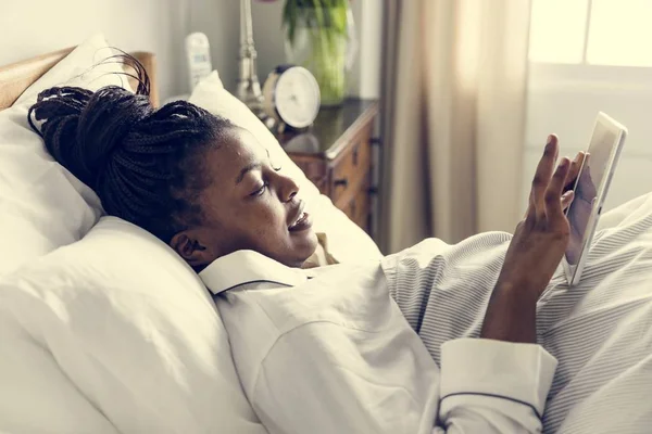 Uma Mulher Usando Telefone Cama — Fotografia de Stock