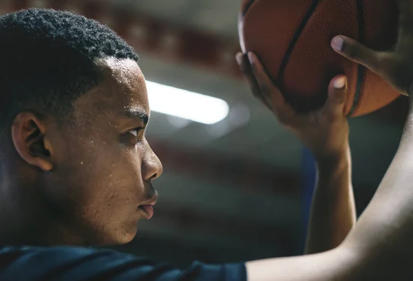 Afro Amerikai Tizenéves Fiú Koncentrált Kosárlabda Játék — Stock Fotó