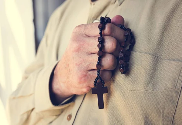 Рука Тримає Хрест Серці — стокове фото
