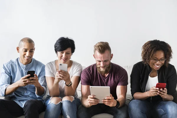 Grupo Personas Diversas Que Utilizan Dispositivos Digitales —  Fotos de Stock