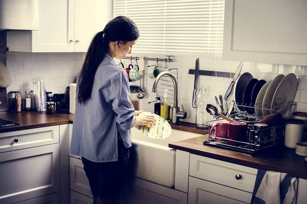 Mujer Limpiando Platos Cocina —  Fotos de Stock