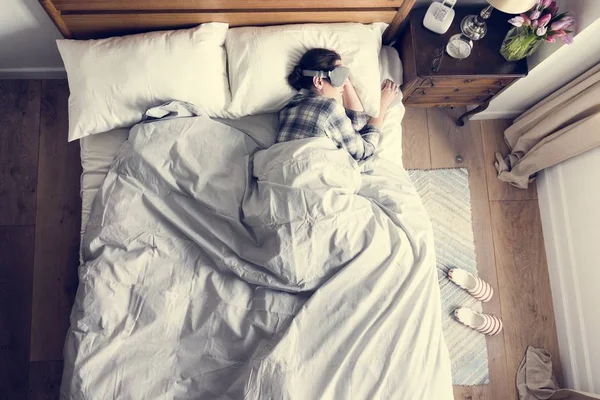 Mujer Caucásica Durmiendo Con Una Cubierta Ojos — Foto de Stock