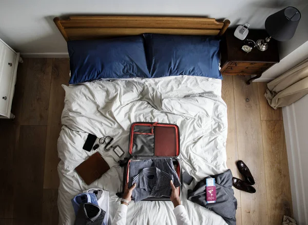 Homem Negócios Seu Quarto Fazendo Malas Para Viajar — Fotografia de Stock