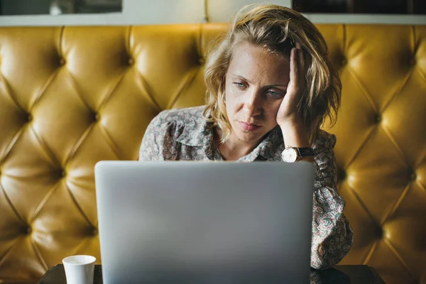 Blond Woman Working Her Laptop Cafe — Stock Photo, Image