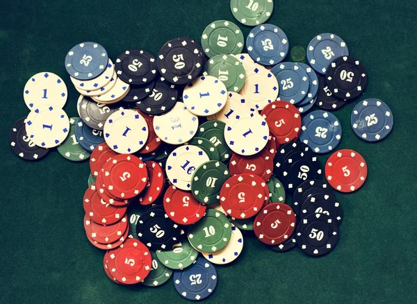 Tabel Met Kleurrijke Casinofiches — Stockfoto