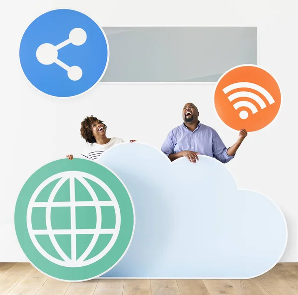 Gelukkige Mensen Met Cloud Technologie Pictogrammen — Stockfoto