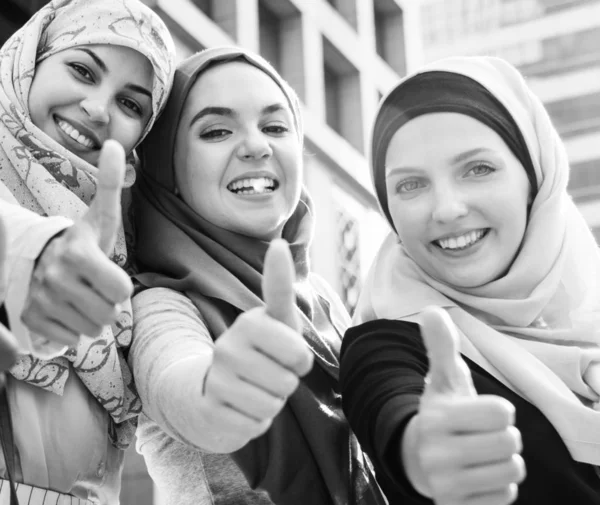 Grupo Amigos Islámicos Abrazando Sonriendo Juntos —  Fotos de Stock