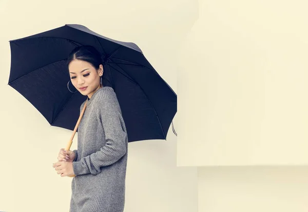 Asiático Mulher Buraco Guarda Chuva Fundo Branco — Fotografia de Stock