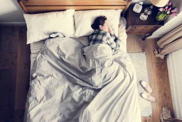 Caucásica Mujer Cama Durmiendo — Foto de Stock