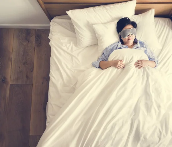 Mulher Asiática Cama Dormindo Sozinha — Fotografia de Stock