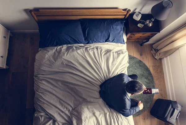 Деловой Человек Сидит Кровати Используя Свой Мобильный Телефон — стоковое фото