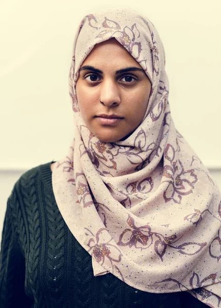 一个开朗的穆斯林女人 — 图库照片
