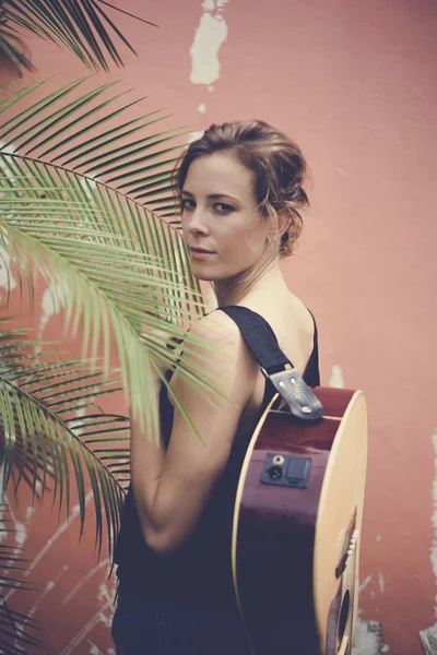 Guitarrista Hermosa Mujer Con Guitarra Clásica — Foto de Stock