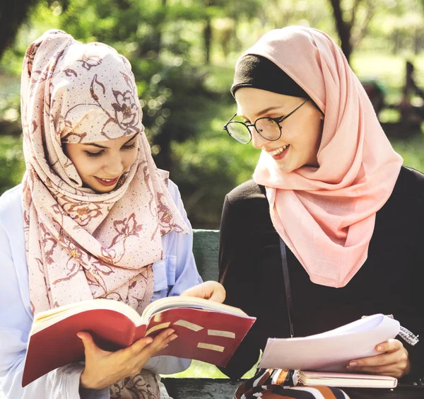 Murid Perempuan Islam Mengenakan Jilbab Dan Membaca Buku Luar Ruangan — Stok Foto