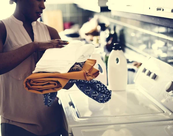 Mulher Africana Usando Máquina Lavar Roupa Fazendo Laudry — Fotografia de Stock