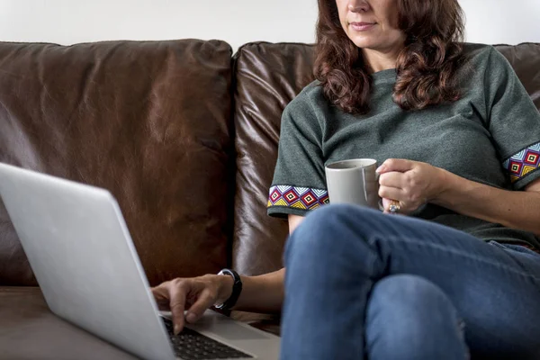 Mulher Usando Laptop Sofá Pela Manhã — Fotografia de Stock