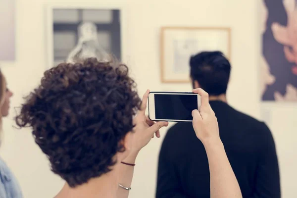 Pessoas Verificando Exposição — Fotografia de Stock