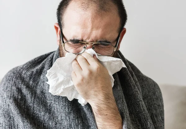 Hombre Estornudando Papel Seda — Foto de Stock