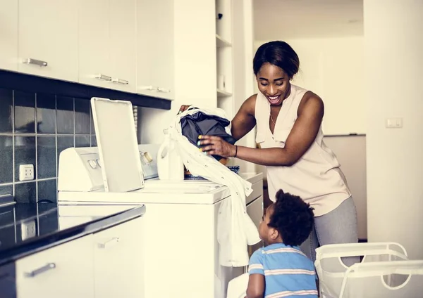 Mamma Göra Tvätten — Stockfoto