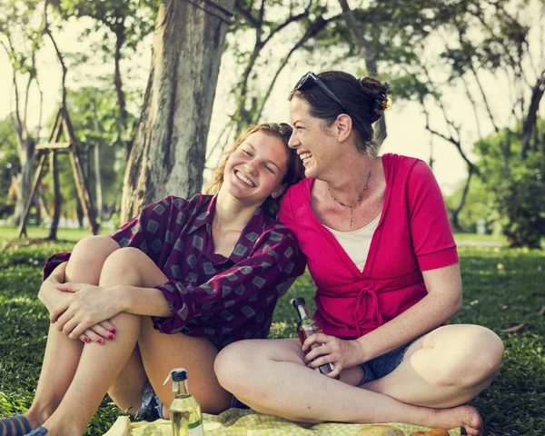 Mutter Und Tochter Beim Picknick Park — Stockfoto