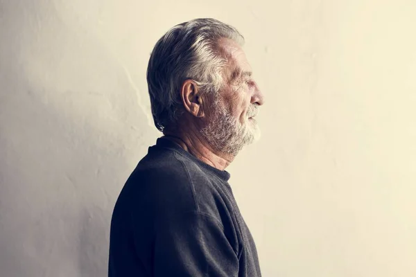 Seitenansicht Eines Älteren Kaukasischen Mannes Mit Nachdenklichem Gesichtsausdruck — Stockfoto