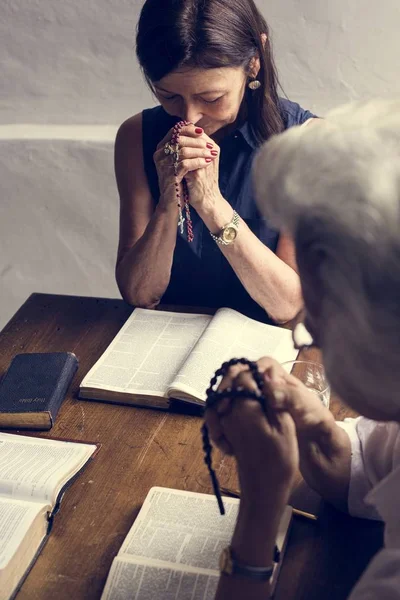 Χριστιανισμός Άτομα Προσεύχεται Ανάγνωση Βίβλων — Φωτογραφία Αρχείου