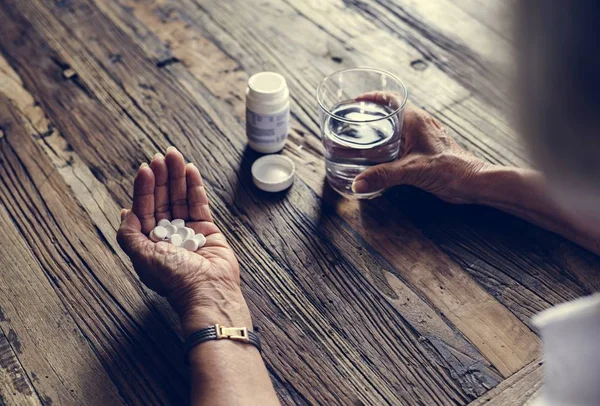 Vértes Átveszi Tabletták Egészségügyi Kezelés Fából Készült Asztal Kezek — Stock Fotó