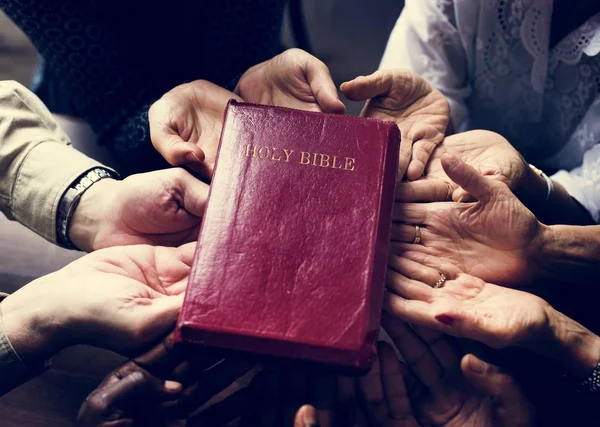 キリスト教の人々 祈り希望のグループ化 — ストック写真