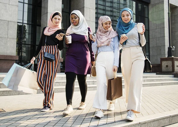 伊斯兰女性朋友周末一起购物 — 图库照片