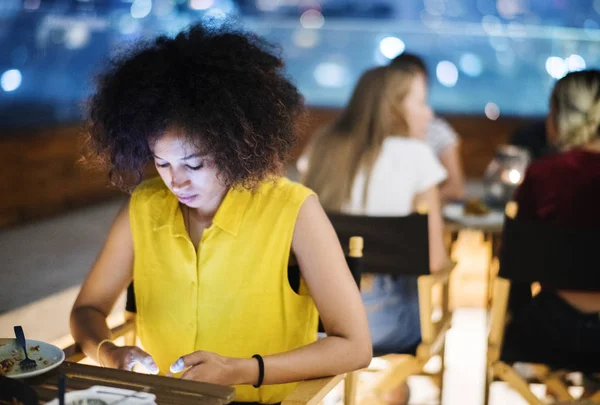 Adulto Joven Una Cita Para Cenar Usando Concepto Adicción Teléfonos —  Fotos de Stock