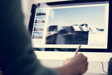 Bilgisayarda çalışan işadamı yakın çekim 