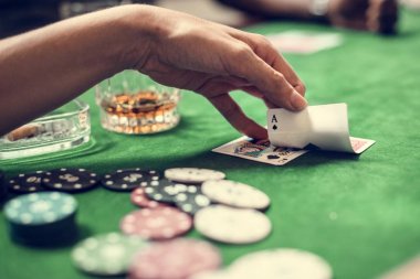 Casino, oyun kartı kontrol kişinin kısmi görünümü Kapat 